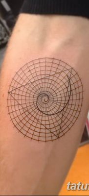 fotó egy háromszög és kör tetoválásról, kelte: 2018.04.21. №098 - háromszög és kör tetoválás -