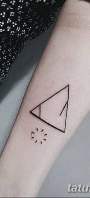 fotó háromszög és kör tetoválásról, kelt 2018.04.21 -én №099 - háromszög és kör tetoválás -