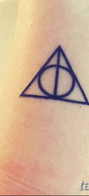 fotó egy háromszög és kör tetoválásról, kelte: 2018.04.21. №092 - háromszög és kör tetoválás -