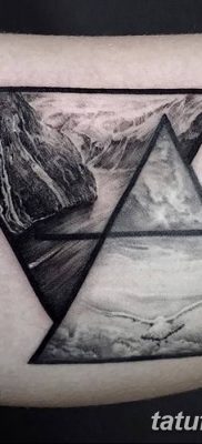 fotó egy háromszög tetoválásról egy vonallal, dátum: 2018.04.16. 005 - háromszög tetoválás vonallal -