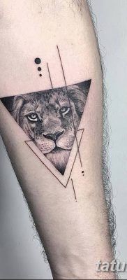 fotó egy háromszög tetoválásról egy vonallal, dátum: 2018.04.16. №016 - háromszög tetoválás vonallal -