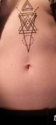 fotó egy háromszög tetoválásról egy vonallal, dátum: 2018.04.16. №022 - háromszög tetoválás vonallal -