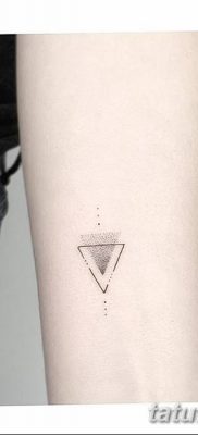fotó egy háromszög tetoválásról egy vonallal, dátum: 2018.04.16. №029 - háromszög tetoválás vonallal -