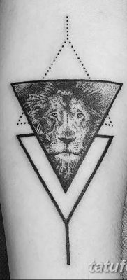 fotó egy háromszög tetoválásról egy vonallal, dátum: 2018.04.16. №031 - háromszög tetoválás vonallal -