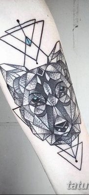 fotó egy háromszög tetoválásról egy vonallal, keltezés: 2018.04.16. №033 - háromszög tetoválás vonallal -