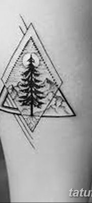 fotó egy háromszög tetoválásról egy vonallal, dátum: 2018.04.16. №036 - háromszög tetoválás vonallal -