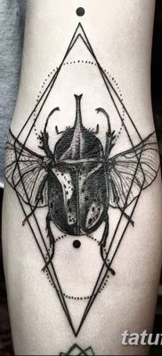 fotó egy háromszög tetoválásról egy vonallal, dátum: 2018.04.16. №044 - háromszög tetoválás vonallal -