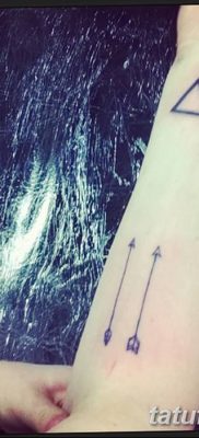 fotó egy háromszög tetoválásról egy vonallal, dátum: 2018.04.16. №048 - háromszög tetoválás vonallal -