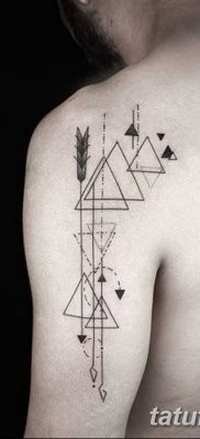 fotó egy háromszög tetoválásról egy vonallal, dátum: 2018.04.16. 050 - háromszög tetoválás vonallal -