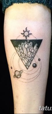 fotó egy háromszög tetoválásról egy vonallal, dátum: 2018.04.16. №052 - háromszög tetoválás vonallal -