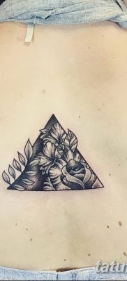 fotó egy háromszög tetoválásról egy vonallal, dátum: 2018.04.16. №055 - háromszög tetoválás vonallal -