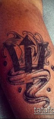 Trident TATTOO No. 4 - a minta egyedülálló változata, amely sikeresen használható a nyakon lévő trident feldolgozására és tetoválásként történő alkalmazására