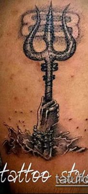 Trident TATTOO No. 272- a minta exkluzív változata, amely sikeresen használható a nyak háromszögének átalakítására és tetoválásként történő alkalmazására
