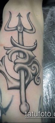 Trident TATTOO No. 171 - a minta exkluzív változata, amely jól használható feldolgozásra és tetoválásra a nyakon, mint egy trident