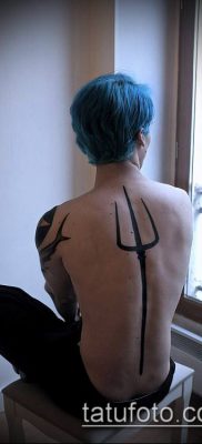 Trident TATTOO No. 445 - a minta méltó változata, amely könnyen használható a nyakon lévő háromlábú tetoválás feldolgozására és alkalmazására