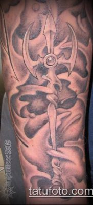 TRIDING TATTOO № 463 - a kép hűvös változata, amely sikeresen használható átalakításra és tetoválásként történő alkalmazásra Poszeidón tridentje