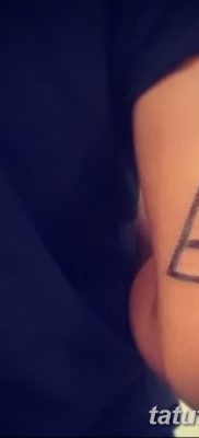 foto af en triadetatovering dateret 27/08/2017 №043 - triadetatovering -