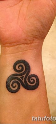fotó a triskelion tetoválásról, 2018.01.09., 005 - triskelion tetoválás -