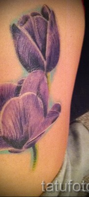 Tulipán tetoválás fotó - lila virágok a karon