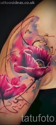 Tulipán tetoválás egy lány vállán