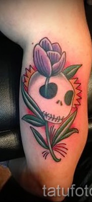 tulipán tetoválás fotó - változat koponyával a lábán