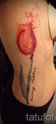 tulipán tetoválás fotó - opció feliratokkal az oldalán és a bordákkal