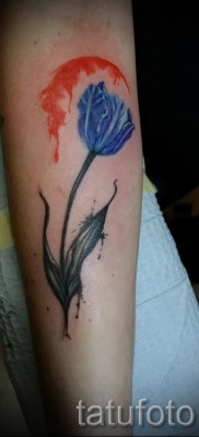 tulipán tetoválás fotó - lehetőség a kar hajlítása alatt
