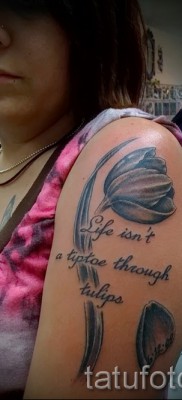 Tulipán tetoválás fotó - lehetőség a lány vállán szöveggel