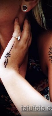 Női tetoválás unalome mintával a karján - fényképes példa