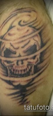 példa a koponya és a szél tetoválás - fotó