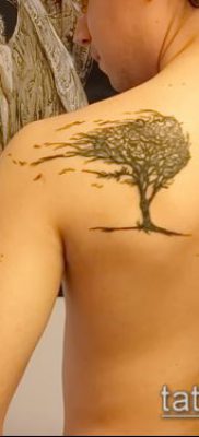 fa tetoválás erős szélben - fotó példa