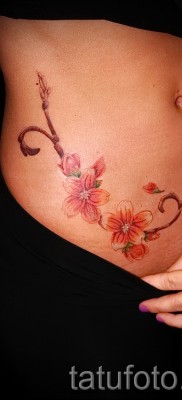 egy példa a cseresznyére a tetováláson a fotón