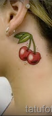 Cseresznye tetoválás a nyakán 2