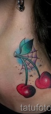 Cseresznye tetoválás a nyakán 1