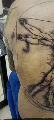 fotó tetoválás vitruvi férfi kelt 2017.12.07. №163 - vitruviai férfi tetoválás -