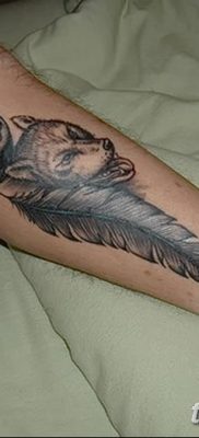 Снимка на татуировка с вълк и пера от 21.09.2018 г. №041 - татуировка вълк и перо -