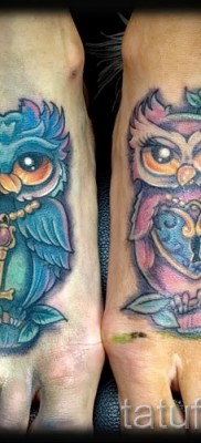 Пример за снимка на татуировка с ключалки с бухали на краката