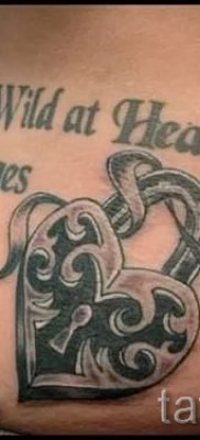 Пример за снимка на татуировка с ключалка на долната част на гърба и задните части