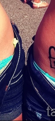 Заключване на татуировка и ключова снимка на бедрата на различни млади момичета