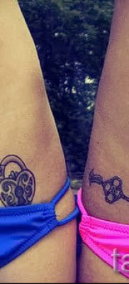 Заключване на татуировка и ключова снимка в долната част на корема за две момичета