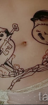 Пример за снимка на татуировка с ключалка - с птици на корема на момиче