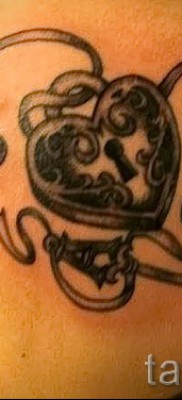 Пример за снимка на татуировка с ключалка - с панделки на гърба и рамото