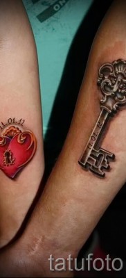 Пример за снимка на татуировка с ключалка - на ръката на съпруг и съпруга с среща