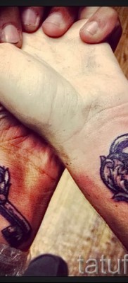 Пример за снимка на татуировка с ключалка - на ръцете и китките на двойка