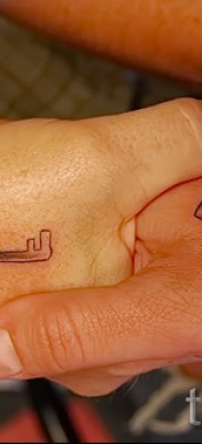 Пример за заключване на татуировка и ключ - на ръцете (на китката)