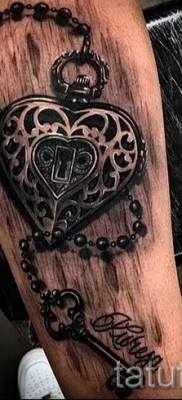 Пример за снимка на татуировка с ключалка - на предмишницата