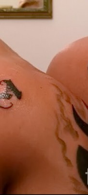 Пример за снимка на татуировка с ключалка - на рамото и лопатката - парна баня