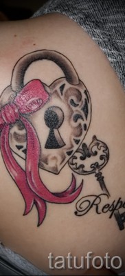 Пример за снимка на татуировка с ключалка - на рамото на младо момиче