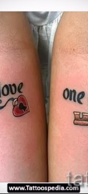 Пример за заключване на татуировка и ключова снимка - на завоя на ръцете с надписи