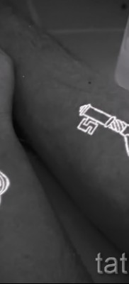 Пример за снимка на татуировка с ключалка - на китката - татуировка, която свети в тъмното